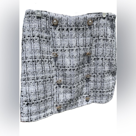 Women's Black & White Woven Mini with Pearl Buttons EUC - Picture 1 of 5